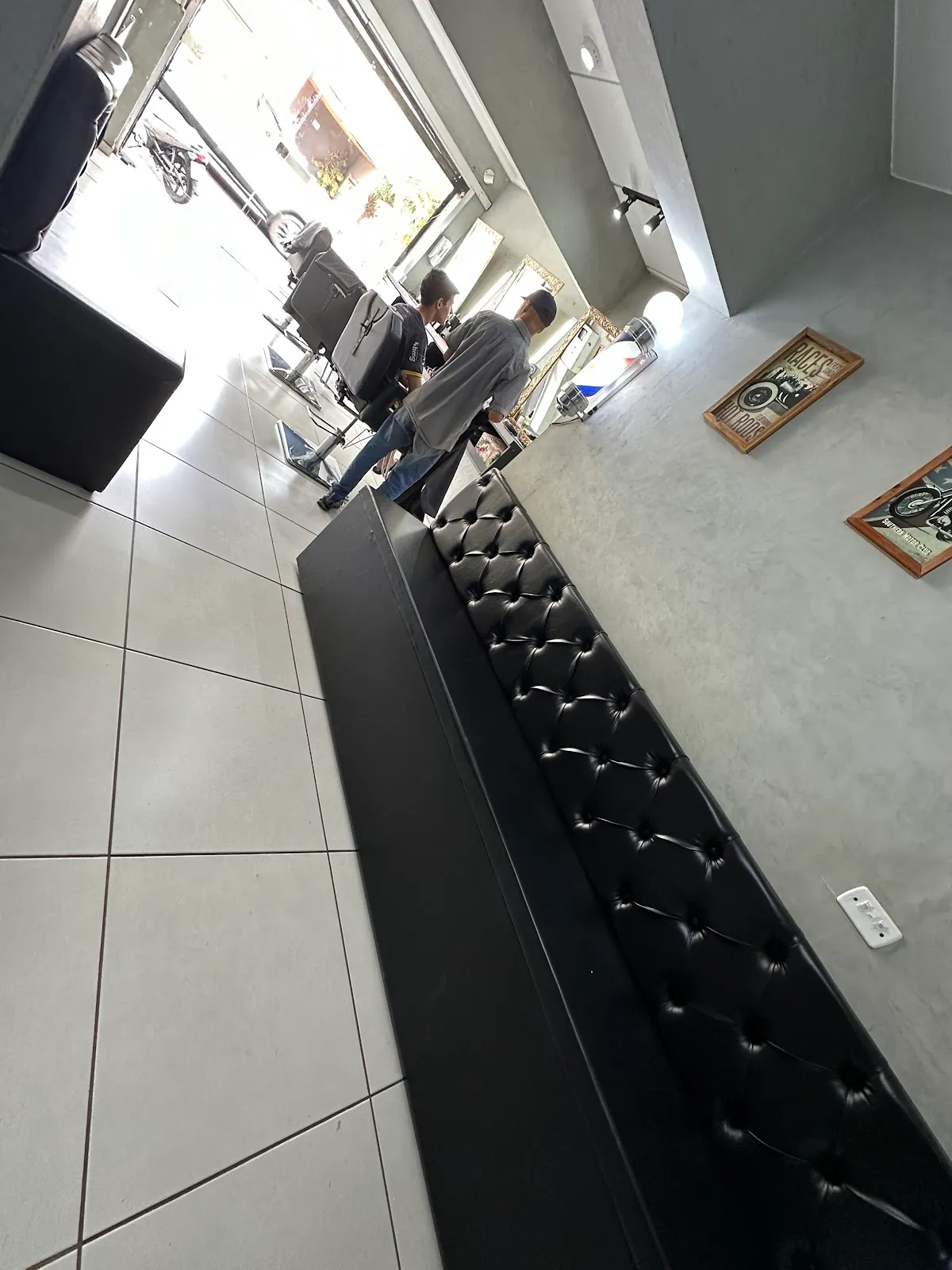 Trabalho de tesoura e máquina na Wilker Barbearia